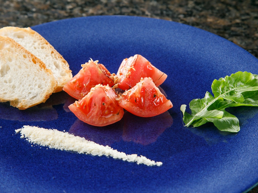 コースの始まりを告げる一皿『トマトフランベ』