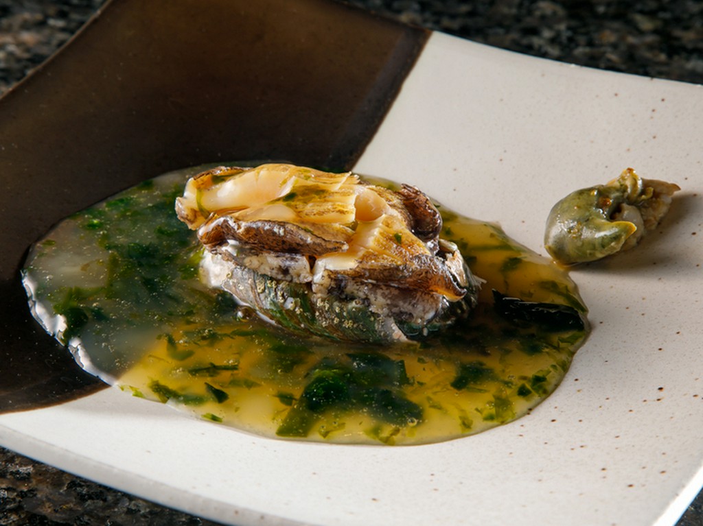 磯の風味とカツオだしの上品な味わいで楽しむ『活　鮑のグリル　和風の銀餡仕立て』
