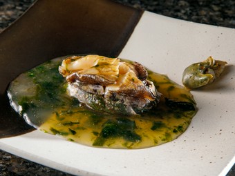 磯の風味とカツオだしの上品な味わいで楽しむ『活　鮑のグリル　和風の銀餡仕立て』