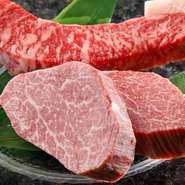 肉は信頼できる精肉業者から、脂と赤身のバランスが取れた鹿児島県産黒毛和牛を取り寄せ。野菜は主に東海地方の新鮮な旬の地野菜を多く取り扱っているそうです。少し珍しい野菜など、季節ごとに変わるのも楽しみ。