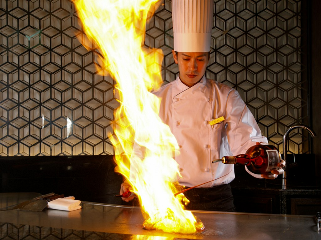 鉄板焼の醍醐味であるライブ感を、五感で体験