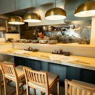 カウンターに並んだおばんざいを肴に、まずは一杯。いい匂いに食欲をそそられながら、料理を待つのもお楽しみ。「お待たせしました」と運ばれてきた逸品と二杯目をしみじみ味わい、ほっと一息。ひとり飯の幸せ満喫。