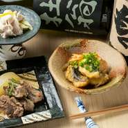 料理の味わいを引き立てる焼酎を、選りすぐって揃えています。焼酎選びに迷ったらスタッフまで。逸品とのマリアージュを楽しめる一杯を提案します。