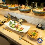 オープンな印象のカウンター席は、カジュアルなおもてなし向き。リラックスして季節の料理とお酒を楽しめば、大事な方の気分もほぐれ、会話も盛り上がります。他に4人用テーブル席もあり。