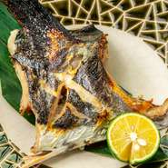 お造りにできるほど新鮮な旬の魚を備長炭でいぶし焼き。凝縮された旬魚の旨みを、炭のいい香りとともにいただきます。