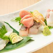 毎日、名古屋中央市場、柳橋市場で仕入れる旬の魚介。フレッシュで良質なものを料理人自ら選りすぐっています。程よい歯ごたえも楽しめる季節の逸品。