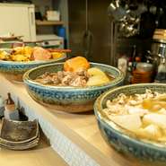 野菜中心のおばんざい。多彩な逸品がそろっていますが、いずれも素材を活かしたシンプルで飽きのこない素朴な味に仕上げています。滋味豊かな味わいに心安らぎます。