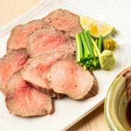 鹿肉が入荷した時のみ提供するメニュー。きちんと処理されている鹿肉は、臭みもなく、ジビエならではの力強い味わいあり。これを楽しめるようシンプルにやわらかく焼き上げました。お酒との相性も良し。