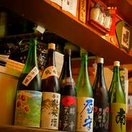 旬の銘柄を取り揃えているカジュアル割烹【穂°ん亭（PONTE）】。日本酒は常に10本程度のストックがあり、季節ごとに入れ替えられるので、さまざまな美酒に出合えます。料理とのマリアージュもご堪能あれ。