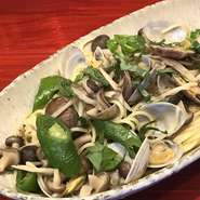 だしを使った醤油ベースのパスタ。日本酒との相性も抜群です。キノコやアサリ、大葉のほかに日替わりの食材が入っていてボリュームもたっぷり。さっぱりしているので、お酒をのんだ後の〆にもピッタリです。