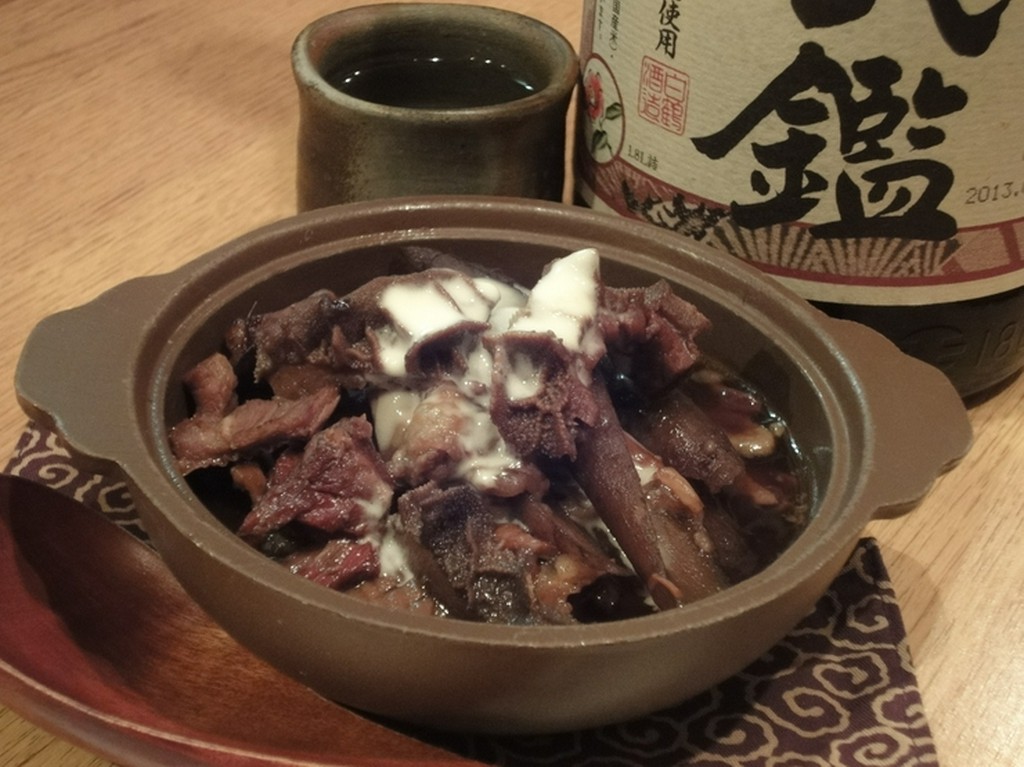 お酒と合わせていただきたい『玉造すじモツ煮込み』