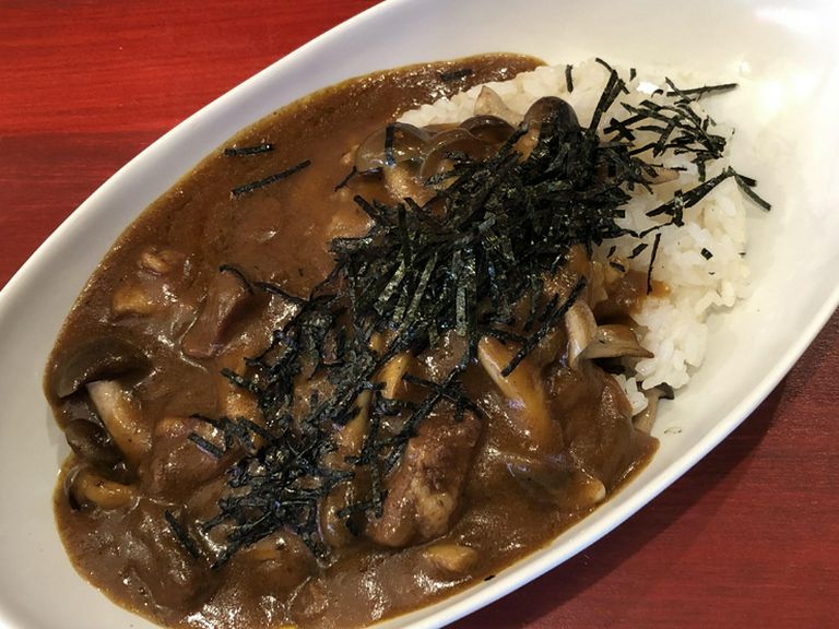 スパイスがたっぷり入った特製の辛口カレー『ぽんカレー』