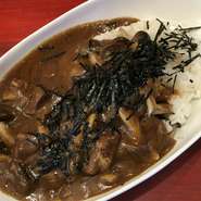 牛すじ肉とスパイスをたっぷり使った自慢のカレー。食べれば食べるほど止まらなくなるおいしさです。米は玄米入りで食感にアクセントをプラス。ルーだけ頼んで、お酒のアテとして楽しむのもオススメです。
