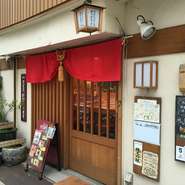 お店独自の“部活”も自慢。例えば、釣り部で釣り上げた魚を使って料理を提供することもあるのだとか。ウクレレ部やワイン部など、種類もさまざま。ゲストとともにお店をつくりあげるアットホームさも魅力です。