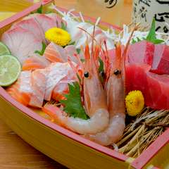 毎朝仕入れの新鮮魚介が満喫できる『造り盛り合わせ』は日本酒と共に味わうのがオススメ