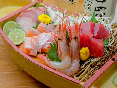 毎朝仕入れの新鮮魚介が満喫できる『造り盛り合わせ』は日本酒と共に味わうのがオススメ