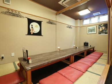 テーブル席や掘りごたつ席、高齢者やキッズにやさしいお席です