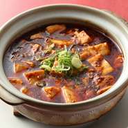 唐辛子と花山椒をたっぷり使った特製ラー油が旨みと辛さのアクセント。旨辛＆痺れるような辛さをとことん堪能できます。お好みに合わせて辛さの調節も可能。あまり辛くない方が好きという人にも嬉しいですね。