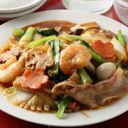 八宝菜の「八」は使った野菜の種類数ではなく、「たくさん」という意味。文字通り「たくさんの野菜」を使った八宝菜で、日頃の野菜不足をおいしく解消しちゃいましょう。