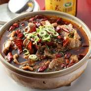 本場中国の調味料を使った四川料理。ひと口大に切った肉を油の入った汁で煮込みました。唐辛子と花椒を使った麻辣味。ヒリヒリする唐辛子の辛さと痺れるような中国山椒の辛さの融合をお楽しみください。

