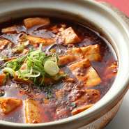 辛子、豆板醤、唐辛子、花椒など、中華料理としての味を決める調味料はすべて本場中国のもの。食べた人に納得してもらえる味に仕上げるためには本場の調味料が欠かせません。