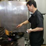 おいしい料理を楽しく、気持ちの良い空間で食べて、笑顔で帰っていただきたい。いつもそう思いながらお客様と接しています。