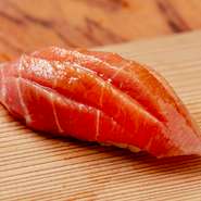 季節の移り変わりを感じさせてくれる寿司や一品料理の数々。春夏秋冬の旬のものを使っており、仕入れによって内容が変わっていくため、訪れるたびに異なる味わいに出合えます。