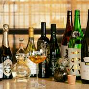 常時20種類ほどのお酒を取り揃え。福田氏と近藤氏が吟味した日本酒、ワインがいただけます。料理とのペアリングも愉しめるハズ。時にはオススメに身を委ねてみるのも乙なものです。