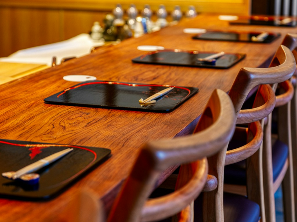 目の前で繰り広げられる華麗な職人技に、心躍るひと時