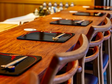 目の前で繰り広げられる華麗な職人技に、心躍るひと時