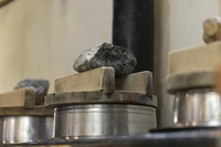 シャリには大分県竹田市の名水で育った無農薬米を使用。お客様ごとに昔ながらの竈“おくどさん”と羽釜で炊き上げます