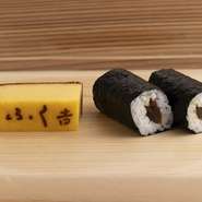 カステラのようにしっとりしていてフワッとした食感が愉しめます。魚のすり身が入っており、ゆっくり混ぜ合わせるのがコツなのだそう。甘みのある味わいで、ついつい箸が止まらなくなります。