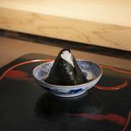 塩のみで味付けたシンプルな一品。お米本来のおいしさを味わうことができ、思わず笑みがこぼれます。ゲストがきたタイミングに合わせ、1番おいしくいただけるタイミングを計算して出してくれるのもポイントです。