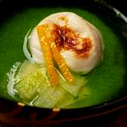 昆布と鰹でとった合わせだしでつくる逸品。冬から春にかけた時期には「フグの白子」や「菜の花」など、その時々で旬を迎えた食材をいただけます。素材のもつ滋味深い味わいを心ゆくまで堪能できます。