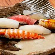 関西、北海道、長崎県、東京都から仕入れる、春夏秋冬の鮮魚を使った寿司。素材の状態を見極めてそれぞれに最適な下処理を施すことで、おいしさを最大限に引き出しています。