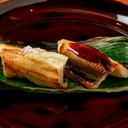 身の柔らかさが自慢の「穴子」。ふわふわとした食感で、口の中でほどけていく感覚も愉しめます。脂が程よく乗っていて噛み締めるたびに、濃厚な甘みと芳醇な味わいが口の中に広がります。