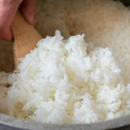 近藤氏の知り合いの農家から直送している「お米」。収穫の時期には料理人自ら現地に足を運び、素材の状態を確認しています。小粒で甘みのある味わいで、ふっくらとしていながらしっかりとした食感です。
