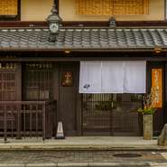 築120年の京町家をリノベーションしている【ふく吉】。昔ながらの雰囲気を感じる、上質な“和”の空間を演出しています。日頃の悩みを忘れさせてくれる、非日常感ただよう一軒です。