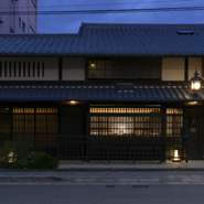 築120年の京町家をリノベーションしている【ふく吉】。昔ながらの雰囲気を感じる、上質な“和”の空間を演出しています。日頃の悩みを忘れさせてくれる、非日常感ただよう一軒です。