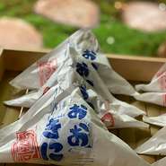 具材は梅、鮭、高菜、紫蘇竹輪（しそちくわ）、そぼろカレー、シーチキン、ジャコ、五目、弥助。
おくどさんで炊いたごはんを、おおきにの気持ちを込めて一つ一つ結びました。