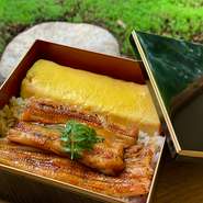 代々受け継がれてきた鮨屋の穴子を秘伝のタレで仕上げ、おくどさんのご飯と合わせました。
フワフワのだし巻き卵と一緒にお召し上がりください。