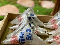 具材は梅、鮭、高菜、紫蘇竹輪（しそちくわ）、そぼろカレー、シーチキン、ジャコ、五目、弥助。
おくどさんで炊いたごはんを、おおきにの気持ちを込めて一つ一つ結びました。