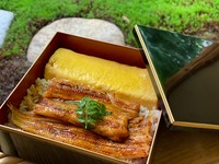 代々受け継がれてきた鮨屋の穴子を秘伝のタレで仕上げ、おくどさんのご飯と合わせました。
フワフワのだし巻き卵と一緒にお召し上がりください。