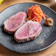 山城農産から仕入れる新鮮な京鴨肉をミディアムレア状に焼き上げた『鴨ロースのステーキ』はくせのないさっぱりとした味わいです。ゲランド塩とマスタードをつけて食せば奥行きのある豊かな風味が口の中に広がります