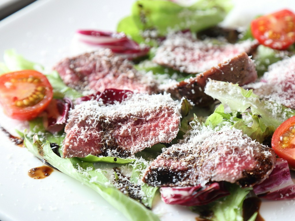 ワインとの相性抜群！　バルサミコソースがレアに焼き上げた牛肉の旨みを引き立てる『牛ステーキ』