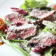 レアに焼き上げた牛肉の旨みを、バルサミコソースが引き立てる人気メニュー。ボリュームのあるお肉に加えて野菜もたっぷりで、食べやすいひと口サイズのカットもうれしい。ワインによく合う一品です。