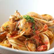 甘みを押さえ、自然なトマトの酸味が引き立つ自家製トマトソースが味の決め手。生から調理する、アサリの滋味をしっかり感じさせてくれます。〆のひと品やごはんにも人気でリピーター多数。