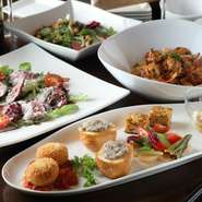 前菜、サラダ、肉料理、パスタ、デザートにアラカルトが3品付く全8品4,000円のコースと、そこに魚料理が加わる全9品5,000円のコース、2種類がスタンバイ。どちらも2時間飲み放題付きで宴会にオススメ。　