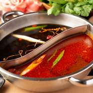 魚介、肉、野菜と新鮮な食材がバランスよく味わえる『モンゴル薬膳鍋』が店の看板メニュー。自家製のスープと40種類の薬味から自分好みにチョイスするオリジナル鍋が体を芯から温めます。