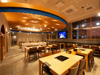 モンゴル伝統の移動式住居「ゲル」をイメージした幻想的な店内